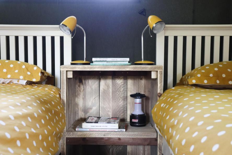 Brackenhill Glamping - Safari Tent With Hot Tub - Sleeps 6 アイビーブリッジ エクステリア 写真