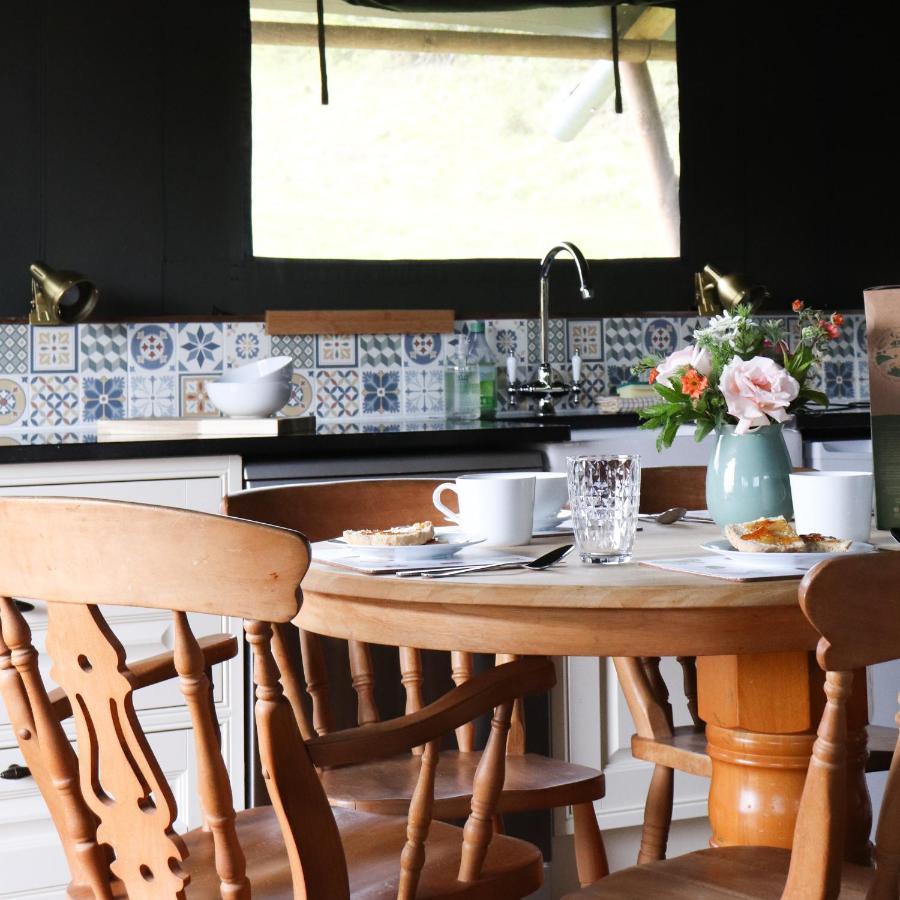Brackenhill Glamping - Safari Tent With Hot Tub - Sleeps 6 アイビーブリッジ エクステリア 写真
