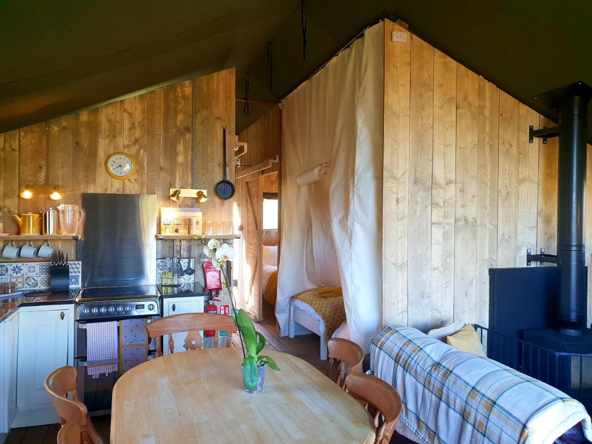 Brackenhill Glamping - Safari Tent With Hot Tub - Sleeps 6 アイビーブリッジ エクステリア 写真