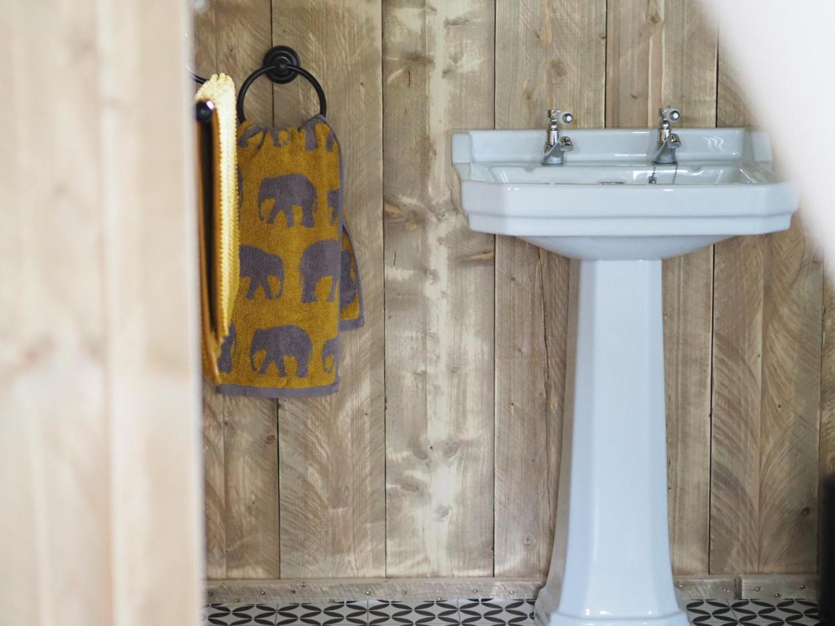 Brackenhill Glamping - Safari Tent With Hot Tub - Sleeps 6 アイビーブリッジ エクステリア 写真